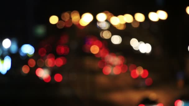 Feux de circulation nocturnes bokeh déconcentrés ou flous . — Video