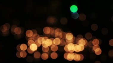 Defocused veya bokeh gece trafik ışıkları bulanıklık.