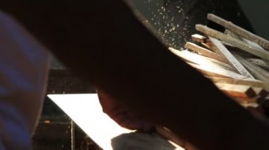 Marangoz kullanımı dairesel tablo elektrik kesme ahşap atölyesinde gördüm.