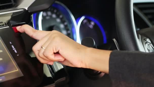 Mulher de negócios apertar o botão de emergência no carro moderno, close-up . — Vídeo de Stock