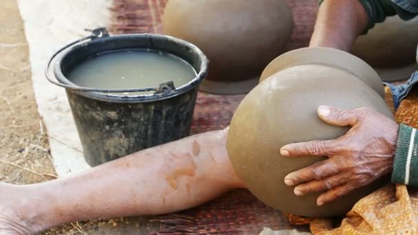 Mujer vieja haciendo una cerámica de barro, estilo tradicional tailandés . — Vídeo de stock