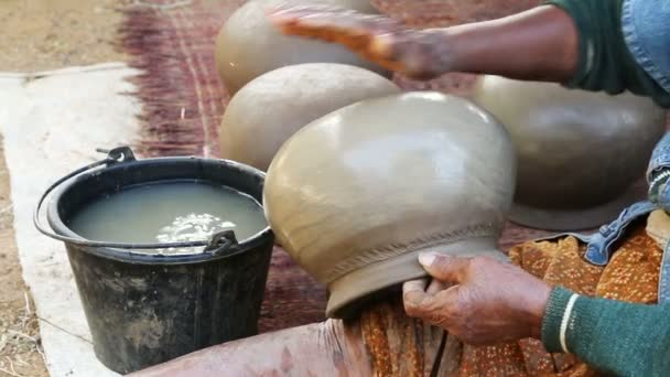 Mulher velha fazendo uma cerâmica de barro, estilo tradicional tailandês . — Vídeo de Stock