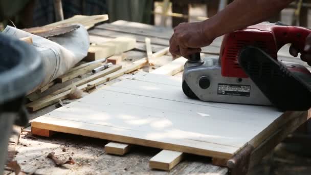 Carpintero uso mesa circular sierra eléctrica de corte de madera en taller . — Vídeos de Stock