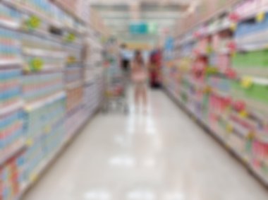 Süpermarket veya mağaza arka plan bulanıklık, insanlar alışveriş ve üretimi