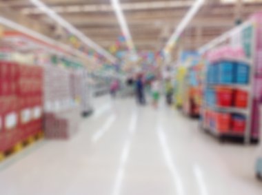 Süpermarket veya mağaza arka plan bulanıklık, insanlar alışveriş ve üretimi