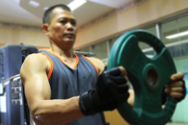 Spor salonunda, güçlü adam el ağırlık egzersiz. Fo seçin