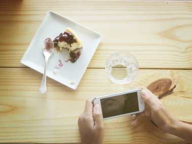 kadın elini tut akıllı telefon.