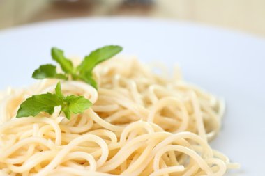  üzerinde beyaz tabak spagetti