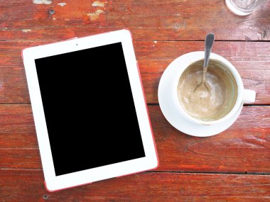 Kahve ve tablet bir kapaklı ahşap Resepsiyon.