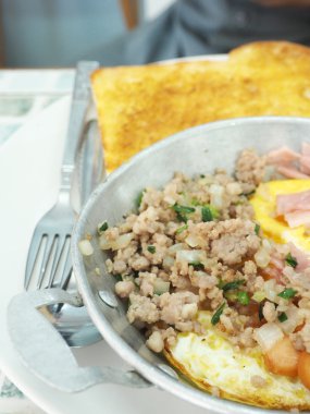 Kırmadan ve dilim ekmek yemek plaka üzerinde.