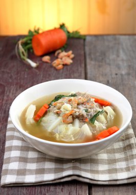 Kıyılmış domuz lahana çorbası kaplanır