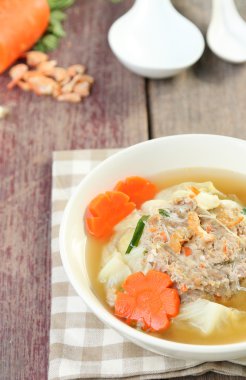 Kıyılmış domuz lahana çorbası kaplanır