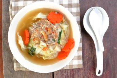 Kıyılmış domuz lahana çorbası kaplanır