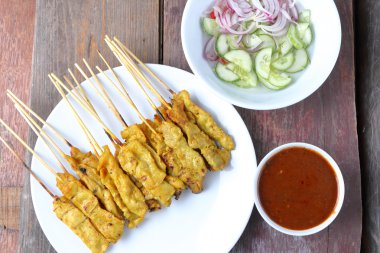 Domuz eti Satay soslu fıstık, ahşap masa arka plan. AB görüntülemek
