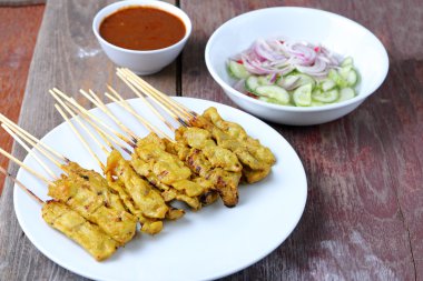 Domuz eti Satay soslu fıstık, ahşap masa arka plan.
