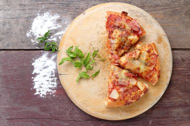 Ahşap arka plan üzerinde dilim pizza. Yukarıdan görüntülemek.