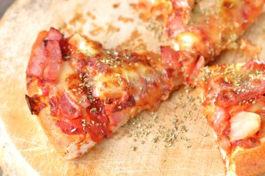 Ahşap bir arka plan üzerinde dilim pizza .