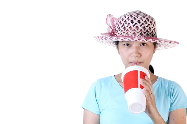 女人喝可乐吸管与红玻璃，白色背景和目标 — 图库照片