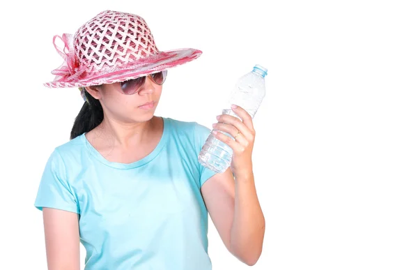 从塑料瓶喝水的女人. — 图库照片