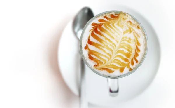 Кофе латте в стеклянной чашке — стоковое фото