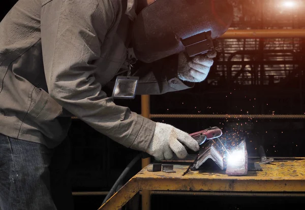 Soldadura de trabajadores industriales en una planta industrial . — Foto de Stock