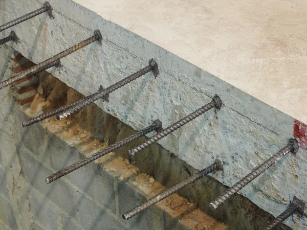 Deformare tassello barra in lastra di cemento . — Foto Stock