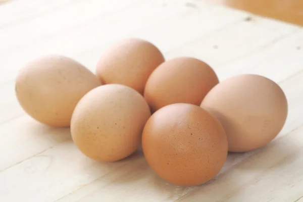 Яйца на деревянной доске . — стоковое фото