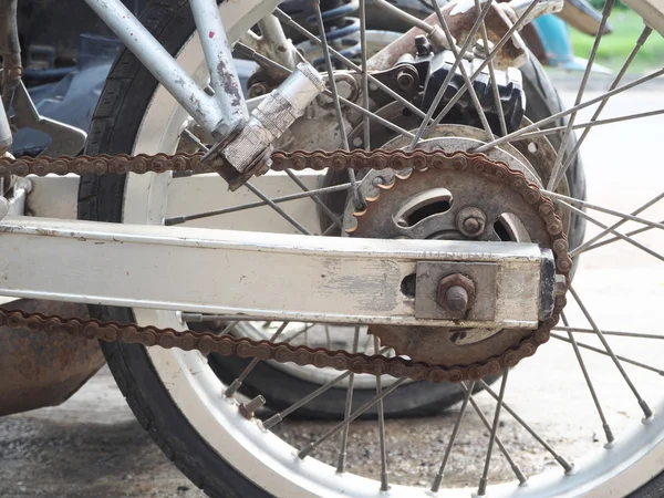 Chain on wheel of old motorcycle — Stock Photo, Image