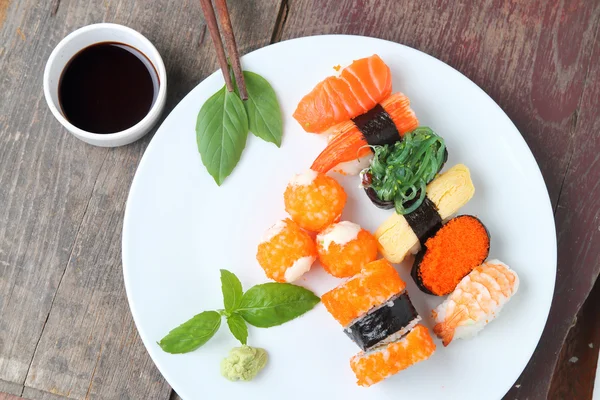 Sushi set op houten achtergrond — Stockfoto