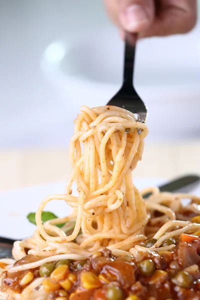 Спагетті на білому блюді — стокове фото
