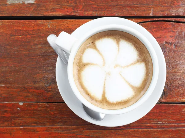 Café com leite quente em xícara branca. Vista de cima . — Fotografia de Stock