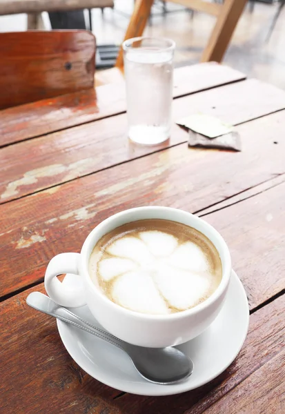 Café con leche caliente en taza blanca . — Foto de Stock