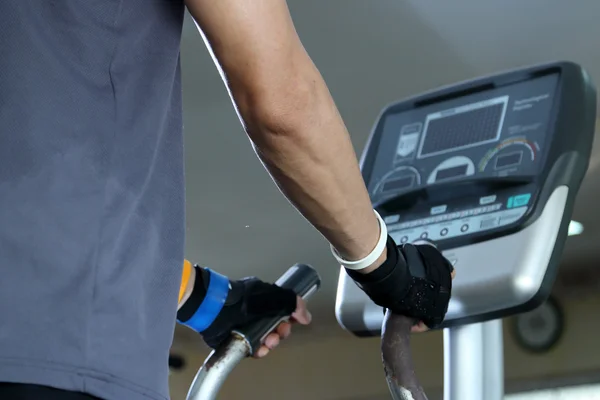 Träna i gymmet, Man gå på löpband. — Stockfoto