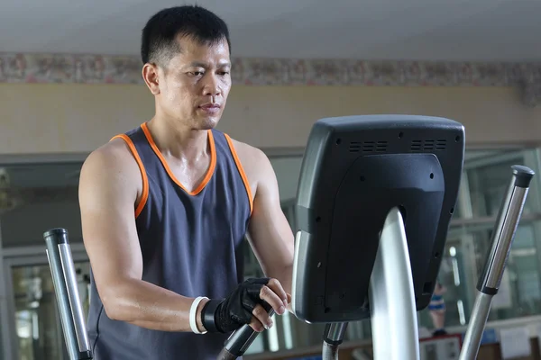 Ejercicio en el gimnasio, Hombre caminando en la cinta . — Foto de Stock