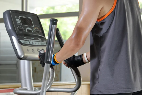 Exercising in the gym,Man walking on treadmill. — Stock Photo, Image