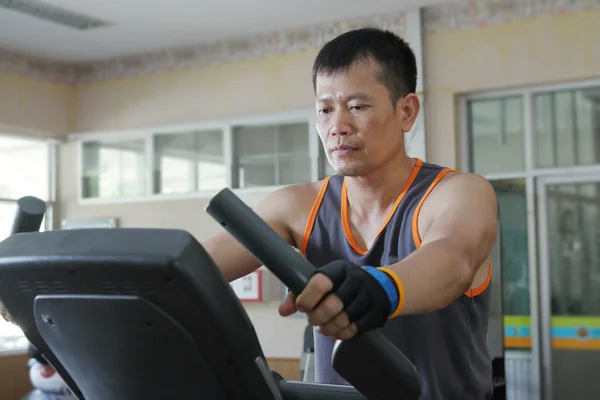 Träna i gymmet, Man gå på löpband. — Stockfoto