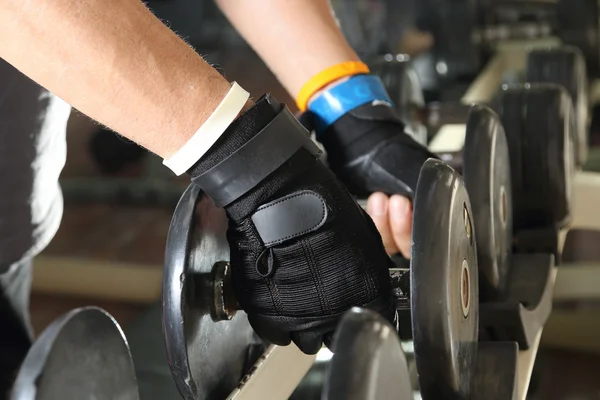 Muscular man working out with dumbbells — Stock Photo, Image