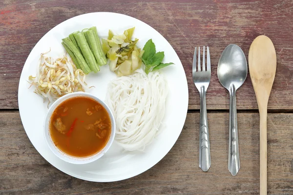 Thailändische Reisvermicelli mit Gemüse auf Holztisch.Ansicht von oben — Stockfoto