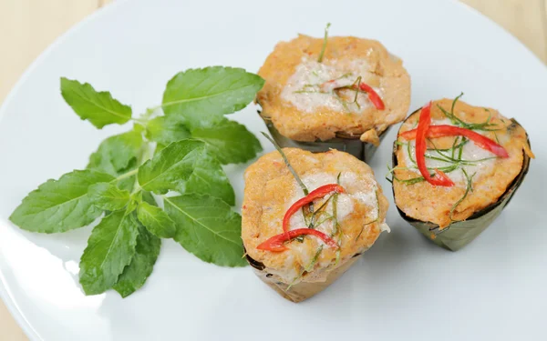 Thailändisches Essen, gedünsteter Fisch mit Currypaste — Stockfoto