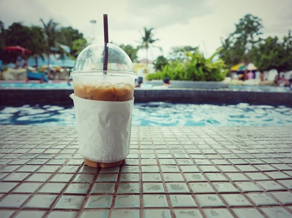 Винтаж, кофе со льдом, фон аквапарка . — стоковое фото