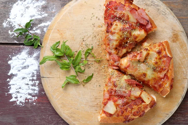 Ahşap arka plan üzerinde dilim pizza. Yukarıdan görüntülemek. — Stok fotoğraf