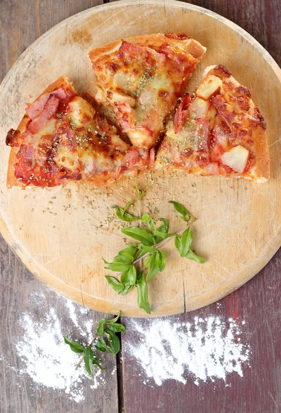 Ahşap arka plan üzerinde dilim pizza. Yukarıdan görüntülemek. — Stok fotoğraf