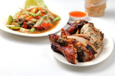 Izgara tavuk salatası, beyaz arka plan üzerinde yapışkan pirinç.