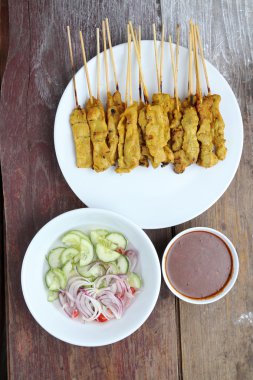 Domuz eti Satay soslu fıstık, ahşap masa arka plan. AB görüntülemek