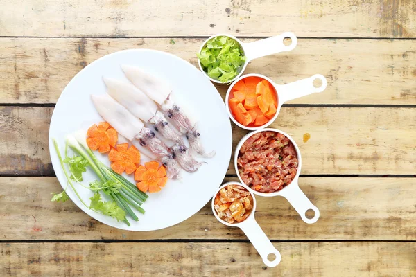 Rohe Tintenfische, Karotten und Schweinefleisch, zum Kochen vorbereiten. — Stockfoto
