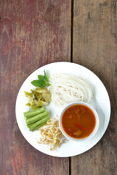Vermicelli de arroz tailandés con verdura en mesa de madera . — Foto de Stock