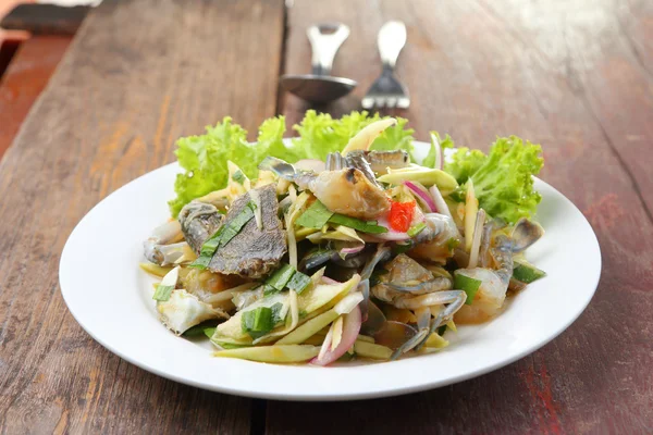 Würziger Mangosalat mit blauer Krabbe auf Holztisch. — Stockfoto