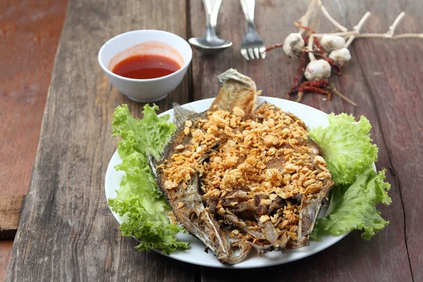 Gebratener Snapper mit Knoblauch und Pfeffer auf Holztisch. — Stockfoto