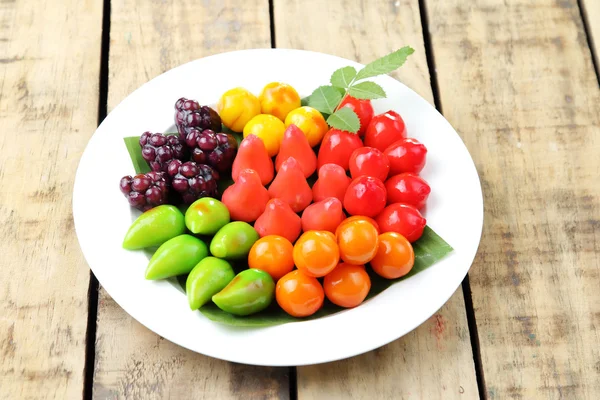 Sobremesa tailandesa, frutas de imitação deletáveis no prato branco . — Fotografia de Stock