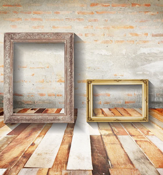 Klassieke oude stijl hout afbeeldingsframe op bakstenen muur, vintage. — Stockfoto